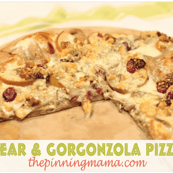 pear gorgonzola pizza www.thepinningmama.com