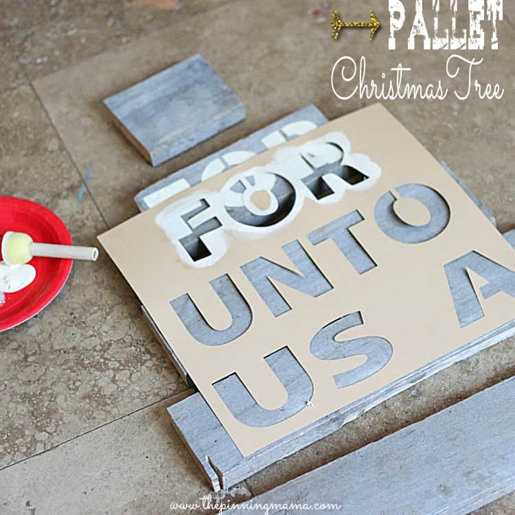 Easy Upcycled Pallet Christmas Tree ---> Click here for tutorial
