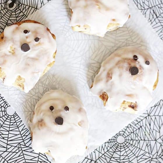 This easy Halloween breakfast can be whipped up in minutes with @Pillsburyideas Cinnamon rolls!