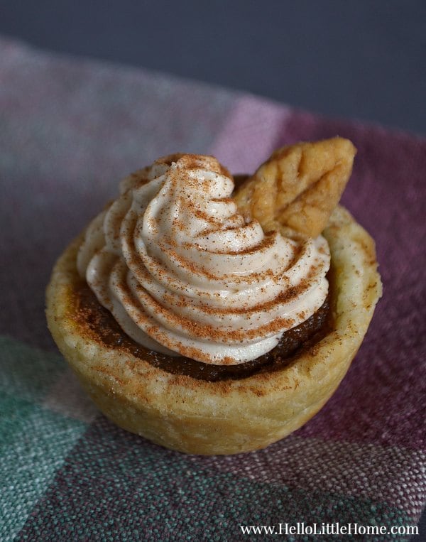 Mini Pumpkin Pies with Cinnamon Cheesecake Topping | Hello Little Home for The Pinning Mama #dessert #PumpkinPie #Thanksgiving