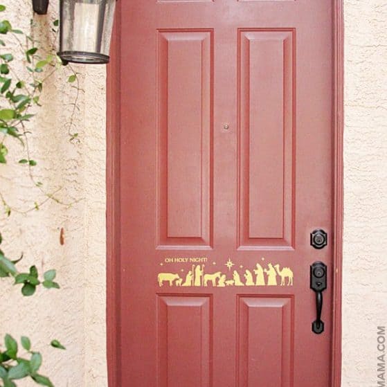 LOVE the Nativity on the door! DIY Christmas Door Art!