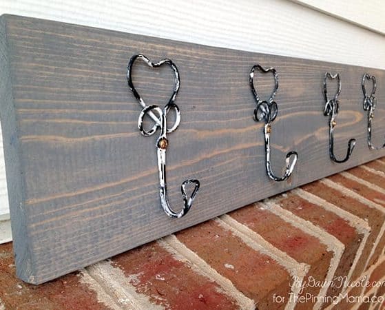 Beautiful! I need to make one of these ASAP! DIY Rustic Hook Hanging Board