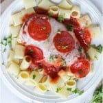 A healthier way to eat my favorite food... Pizza! Easy Pizza Chicken Bake from thepinningmama.com