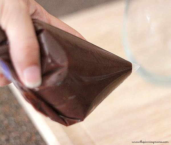 Easy trick to creating perfectly layered desserts!! via thepinningmama.com