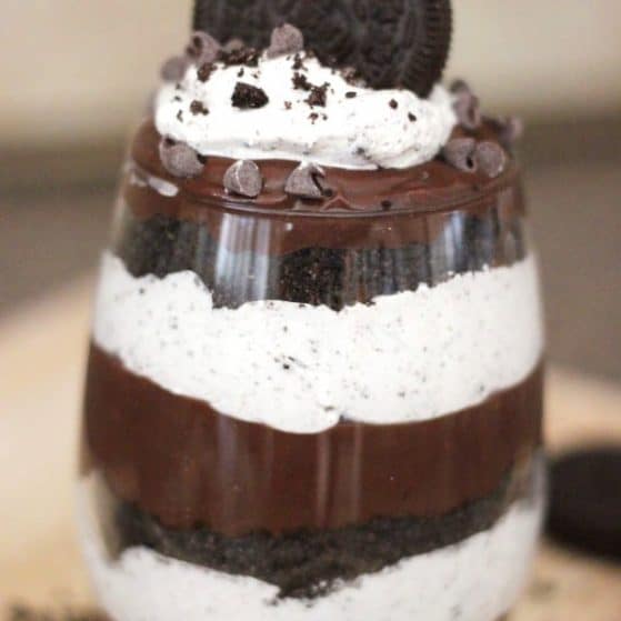 My new favorite dessert. I'm obsessed. Cookies n Cream parfait recipe via thepinningmama.com