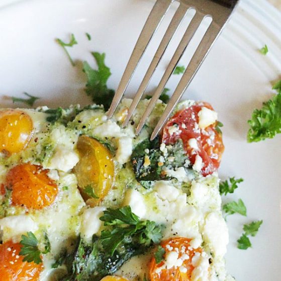 Love this healthy breakfast recipe! Spinach Pesto Feta Egg Casserole recipe via thepinningmama.com