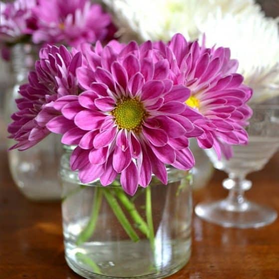 Brighten up your home this spring with an easy and inexpensive flower arrangement! | Hello LIttle Home