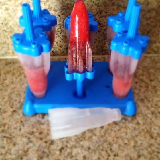 Healthy Homemade Bomb Pops- Made with REAL fruit! YUM - the kids will LOVE these!!