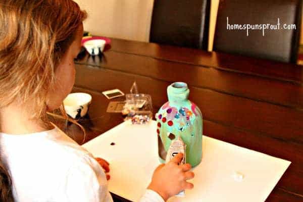 How to make a child's fairy garden. My daughter would love to do this easy kid's craft!