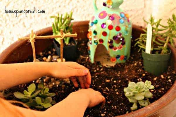How to make a child's fairy garden. My daughter would love to do this easy kid's craft!