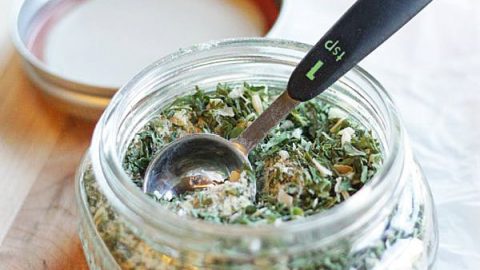 Whole30 Ranch mix recipe - gluten free, Paleo, dairy free and DELICIOUS! Click here to get more ideas on how to use it.
