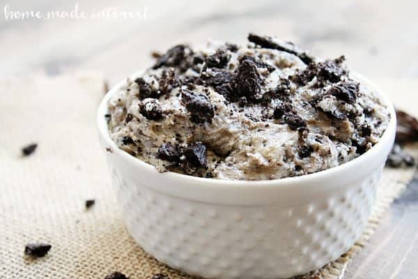 Creamy cheesecake and oreo cookies make this simple no bake cheesecake dip a great dessert recipe for parties.