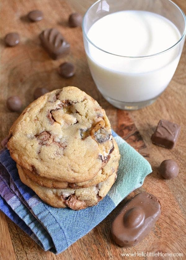 Fill these Thick and Chewy Candy Bar Cookies with your favorite sweets! | Hello Little Home