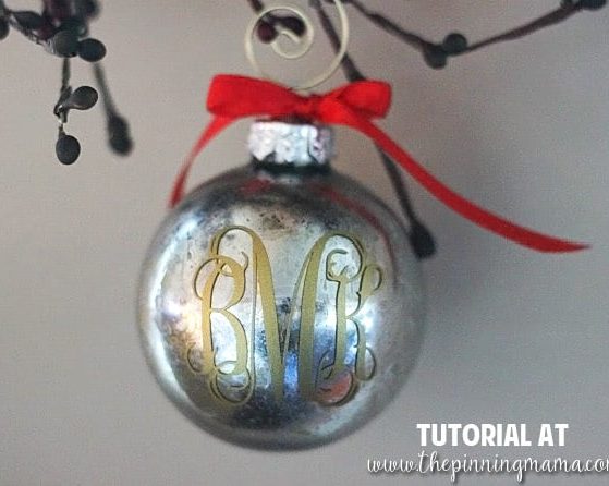 Custom monogrammed Christmas ornament idea- make it yourself in about 5 minutes! Love this idea!