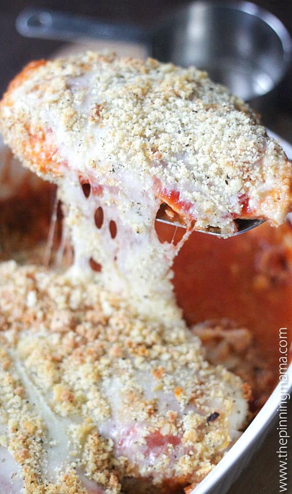 Easy Chicken Parmesan Bake Recipe- 5 ingredient one dish dinner! Love that there is almost NO clean up and holy moly this this delicious!! Better than the original and healthy!