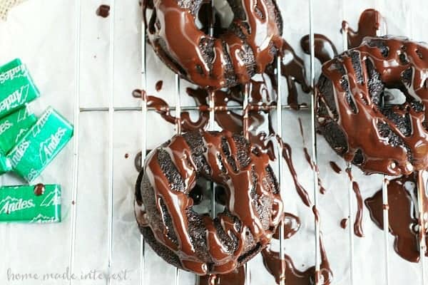 These grasshopper donuts are just the right mix of chocolate and mint. This is an easy dessert (or breakfast!) recipe for St. Patrick’s day!