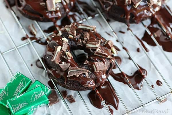 These grasshopper donuts are just the right mix of chocolate and mint. This is an easy dessert (or breakfast!) recipe for St. Patrick’s day!