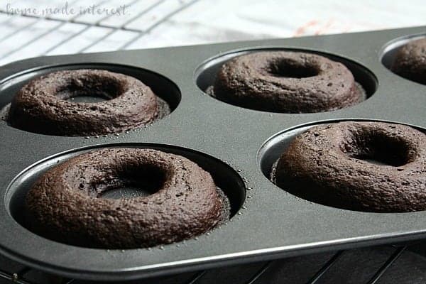 These grasshopper donuts are just the right mix of chocolate and mint. This is an easy dessert (or breakfast!) recipe for St. Patrick’s day!