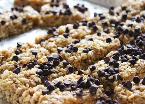 Easy homemade chocolate chip granola bars recipe - Even the picky eaters will love this one! It is a great snack for adults and kids!