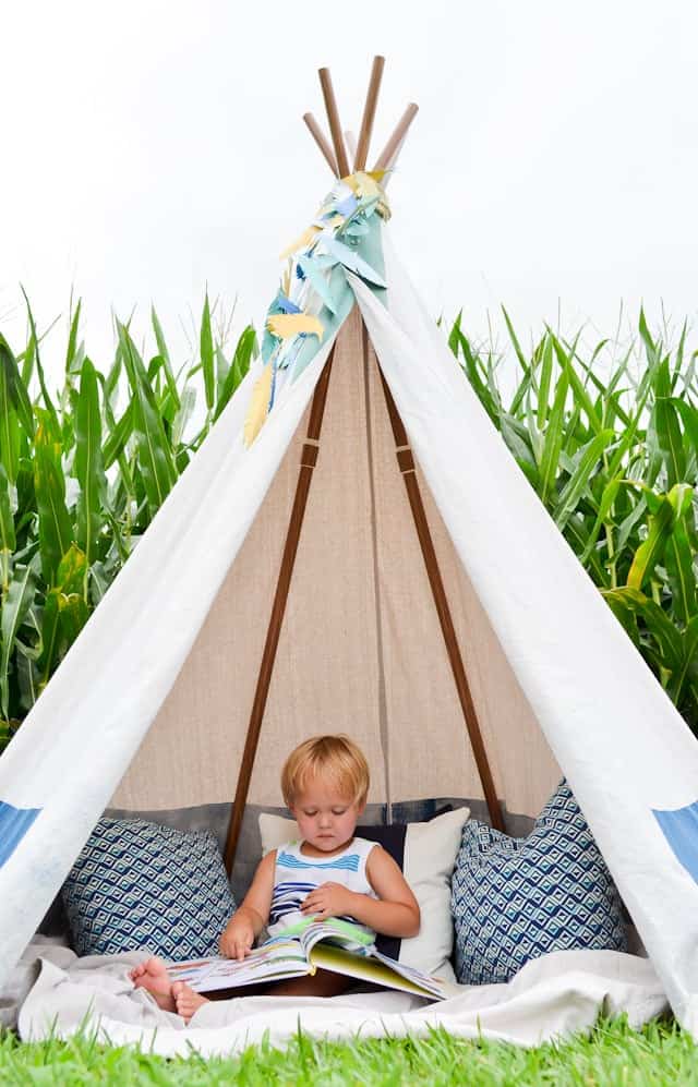 10+ Outdoor Boredom Busting Activities for Kids: DIY No Sew TeePee | www.thepinningmama.com