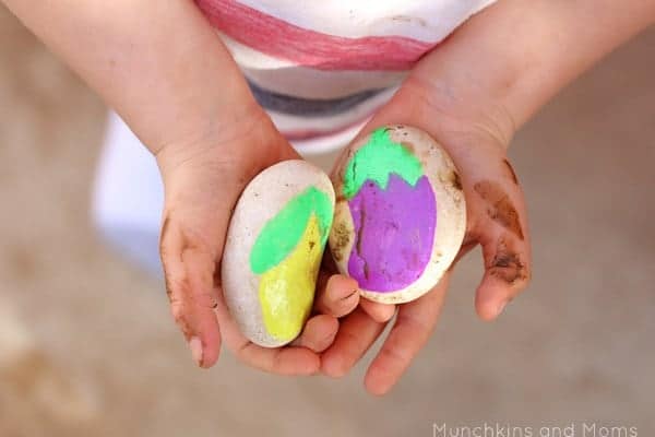 10+ Outdoor Boredom Busting Activities for Kids: Mud Kitchen Food | www.thepinningmama.com