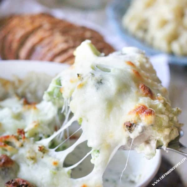 Broccoli Alfredo Chicken Bake Recipe: Easy + Delicious = Perfect dinner!! Only one dish and a few ingredients and you come out with a hot fresh super delicious dinner. This Easy Broccoli Alfredo Chicken Bake Recipe is perfect when you are looking for easy weeknight dinner ideas. Add this to your weekly meal plan!
