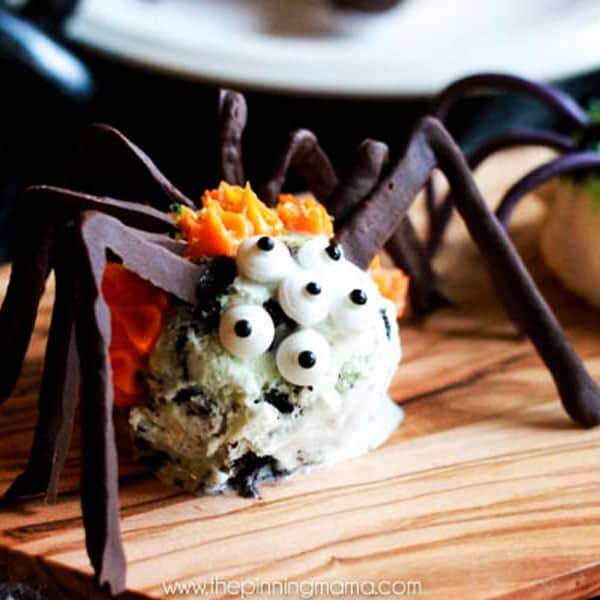 For when it is Halloween but still hot outside! GENIUS! These easy ice cream scoop spiders make a fun treat for Halloween or a bug themed birthday party. Everyone will rave over their absolute cuteness, and you can make them ahead of time for your party guests, or use it as a fun Halloween activity to make with your kids!