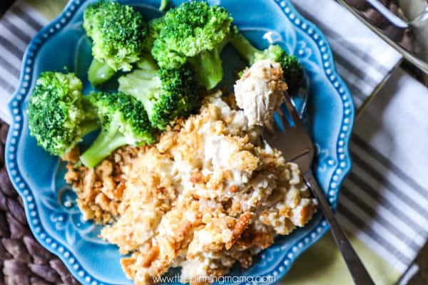 THIS is comfort food! 7 Ingredient Creamy Chicken & Rice Casserole. Perfect easy diner idea!